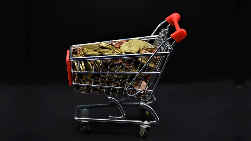 Shoppingcart gefüllt mit Münzen