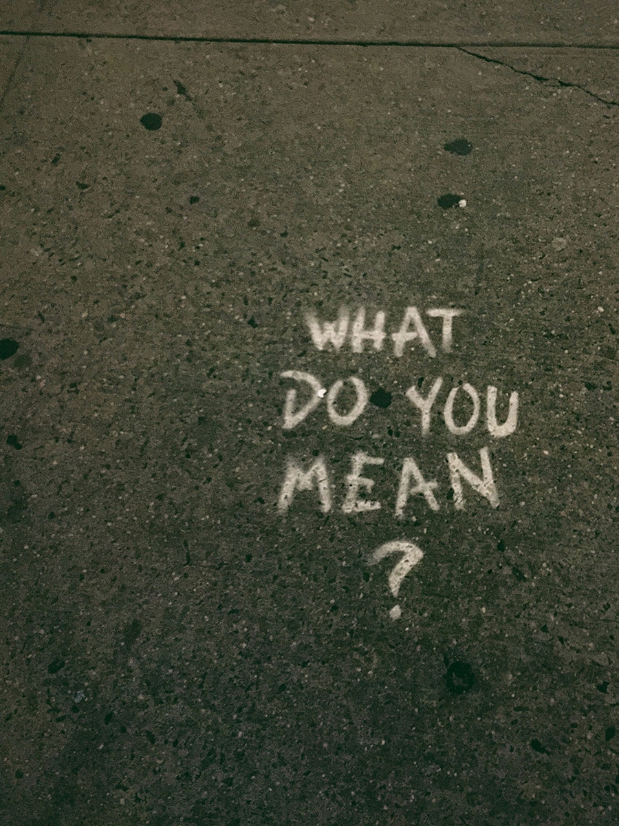 Asphalt mit der Aufschrift "What do you mean?"